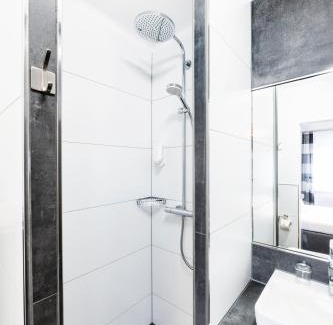 Morbach Hotel | Oceanfront Hochwald Lodge: Pet-Friendly Retreat with Views