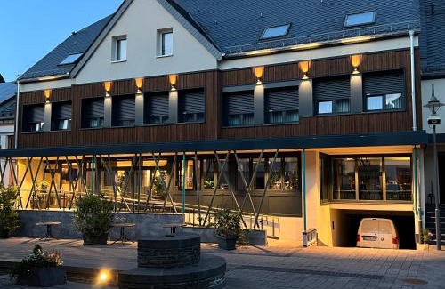 Morbach Hotel | Oceanfront Hochwald Lodge: Pet-Friendly Retreat with Views