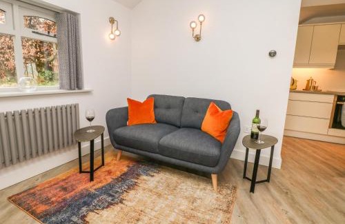 High Peak House | Discover Hockerley Cottage - 4-Star Retreat, Rated 9.5/10