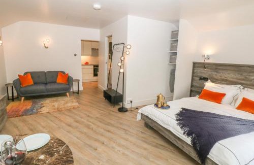 High Peak House | Discover Hockerley Cottage - 4-Star Retreat, Rated 9.5/10