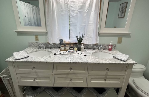 Logan Resort | Romantic Retreat at Pine Creek Villas - The Oak Room Suite