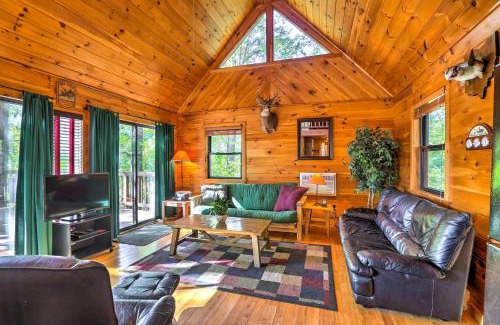 Carbon Hill House | Scenic Hocking Hills Lake Retreat with Hot Tub & Dock Access