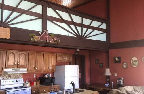 New Plymouth Cabin | Relaxing Hocking Hills Chalet with Hot Tub & Spa Amenities