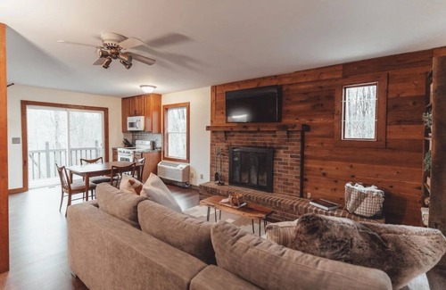Logan Cabin | Hocking Hollows: Relaxing Cabin with Spa & Ocean Views