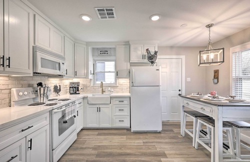 Hodgen Cottage | Inviting Hodgen Cottage with Spa and Breakfast on 650 Acres