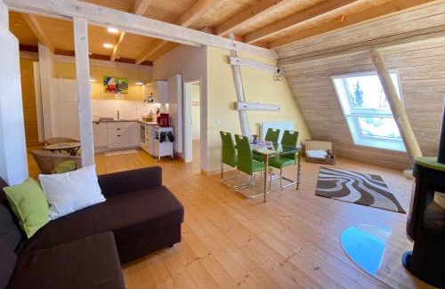 Muritz Apartment | Hof Sorgenlos: Pet-Friendly Retreat with Hot Tub & Kitchen