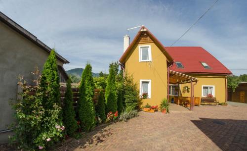 Yasinya Hotel | Hof: Guest Rated 9.5/10 with Family-Friendly Amenities