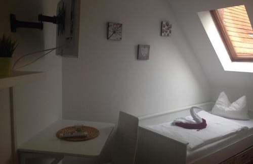 Tossens Hotel | Cozy Hof von Oldenburg: Family-Friendly & Accessible Stay