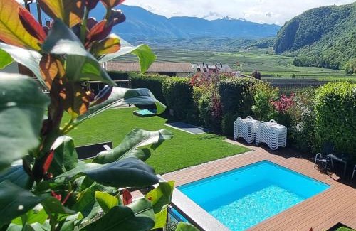 Andriano House | Relax at Hofer Hof: Oceanfront Pool & Spa Retreat