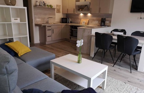 Himbergen Apartment | Inviting Hofidyll Fewo: Family-Friendly Stay with Kitchen
