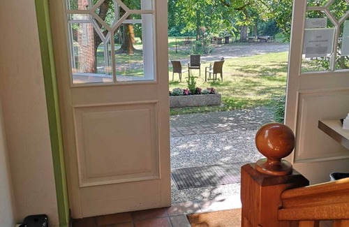 Himbergen Apartment | Inviting Hofidyll Fewo: Family-Friendly Stay with Kitchen