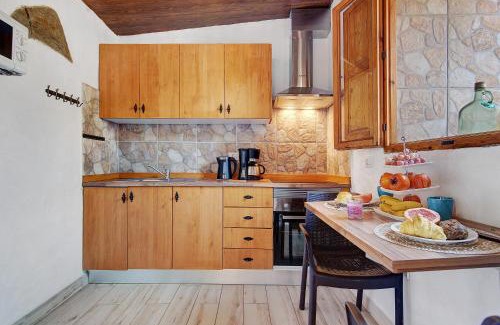 Santa Maria de Guia de Gran Canaria Villa | Pet-Friendly Retreat at Hogar Vacacional Maya - Rated 8.7