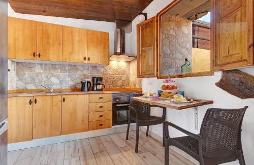 Santa Maria de Guia de Gran Canaria Villa | Pet-Friendly Retreat at Hogar Vacacional Maya - Rated 8.7