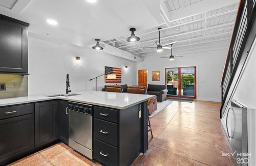 Fayetteville Condo | Discover Hogs Hideaway: Pet-Friendly Retreat on Dickson St.