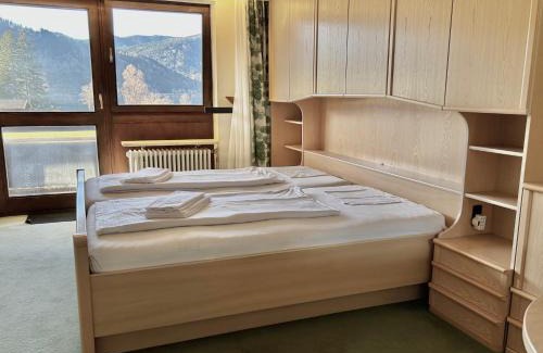 Schliersee Apartment | Discover Hohenwaldeck Seeblickrefugium: Family-Friendly Stay