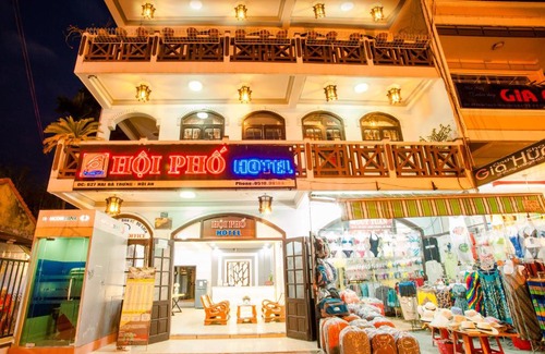 Cam Pho Hotel | Cozy Hoi Pho: Family-Friendly Stay with Pool & Breakfast