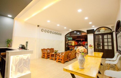 Cam Pho Hotel | Cozy Hoi Pho: Family-Friendly Stay with Pool & Breakfast