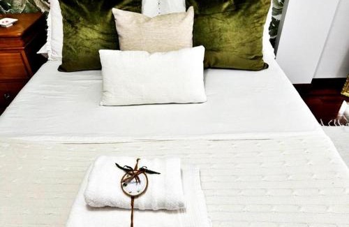 Baiona Old Town Apartment | Elegant Hoibai: Centrally Located with Oceanfront Views
