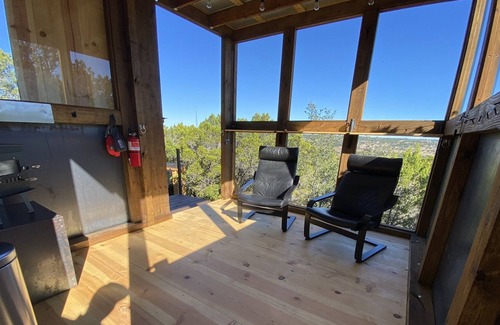 Oatmeal Cabin | HOKU HAÜS is a 100% off grid glamping experience. A star gazers paradise! Unwind