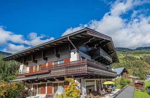 Schonbach Apartment | Cozy Holiday Apartment with Terrace Near the Lift