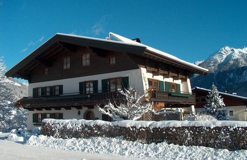 Schonbach Apartment | Cozy Holiday Apartment with Terrace Near the Lift
