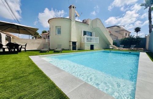 La Siesta Villa | Relax at Hola Casita: Family-Friendly with Pool Access