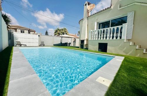 La Siesta Villa | Relax at Hola Casita: Family-Friendly with Pool Access