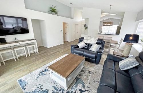 Westridge House | Family-Friendly Holborn Delight with Pool Access