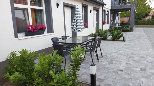 Gyula Apartment | Top-Rated Holdudvar Apartman with Oceanfront Views
