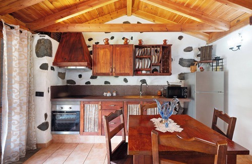 Agulo House | Relaxing Holiday Home 'Casa Rural Medina 2' with Views & Wi-Fi