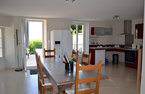 Chenac-Saint-Seurin-d'Uzet House | Holiday Home 'Gîte Du Chai' with Sea View, Private Terrace and Wi-Fi