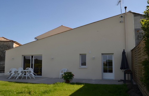 Chenac-Saint-Seurin-d'Uzet House | Holiday Home 'Gîte Du Chai' with Sea View, Private Terrace and Wi-Fi