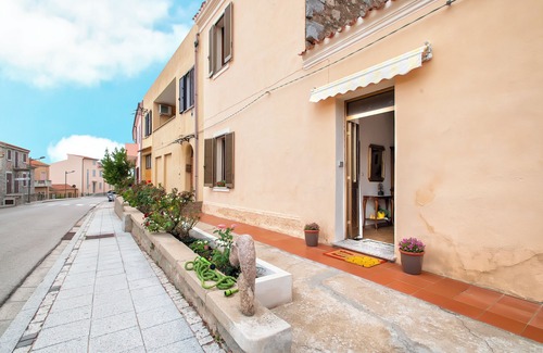 Trinita d'Agultu House | Cozy Holiday Home 'Pippa’s House' with Terrace & Balcony