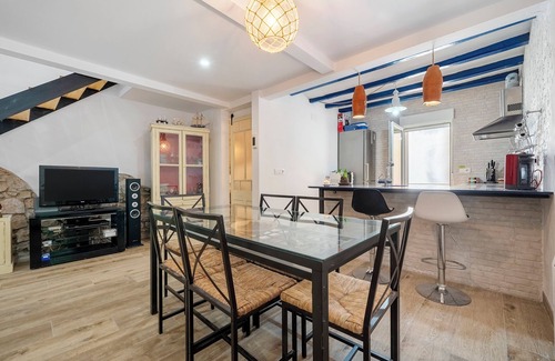 Sant Carles de la Rapita House | Cozy Ca La Rápita: Oceanfront Retreat with Balcony & Wi-Fi