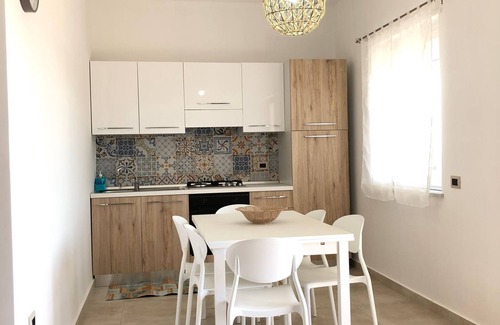 Isola di Capo Rizzuto Apartment | Seaside Haven: Capo Rizzuto 1 with Private Terrace & Wi-Fi