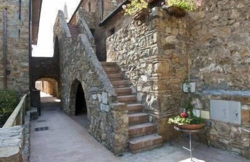 Casalappi Apartment | Cozy Holiday Apartment in Campiglia Marittima for 4