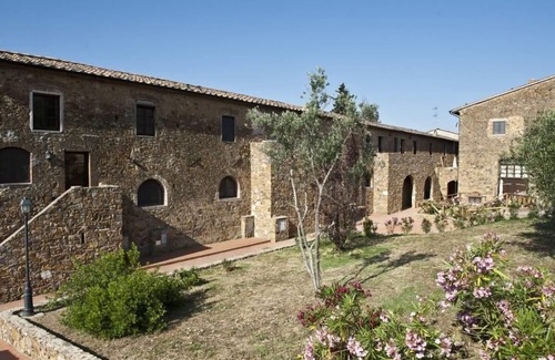 Casalappi Apartment | Cozy Holiday Apartment in Campiglia Marittima for 4