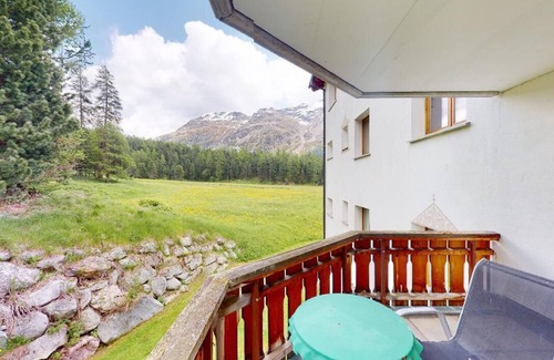 Champfer Apartment | Cozy Holiday Apartment in Champfèr, St. Moritz for 4