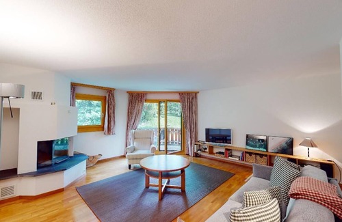 Champfer Apartment | Cozy Holiday Apartment in Champfèr, St. Moritz for 4
