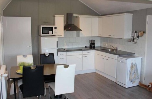 Effeld Apartment | Cozy Holiday Apartment by the Forest Lake with Breakfast