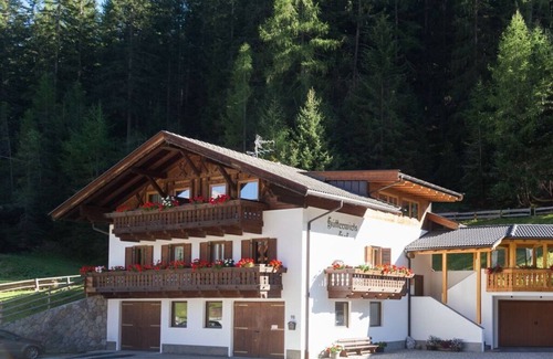 Moso in Passiria Apartment | Inviting Holiday Apartment at Hütterwirtshof with Kitchen