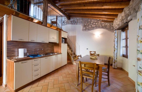 Toscolano Maderno Apartment | Cozy Holiday Apartment with Pool, WiFi & Ocean Views