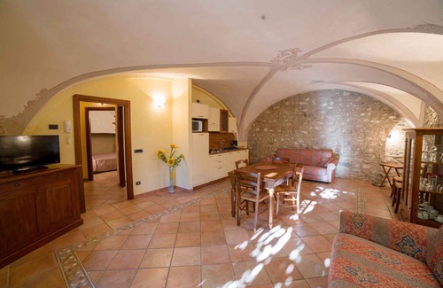 Toscolano Maderno Apartment | Cozy Holiday Apartment with Pool, WiFi & Ocean Views