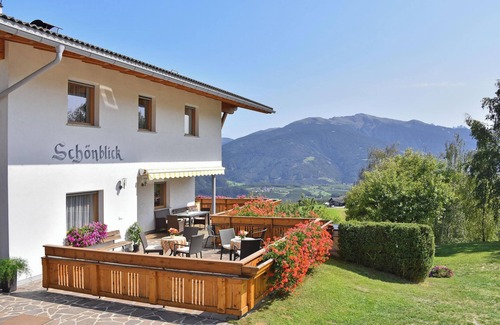 Spinga Apartment | Mountain View Holiday Apartment “Pustertal” with Garden