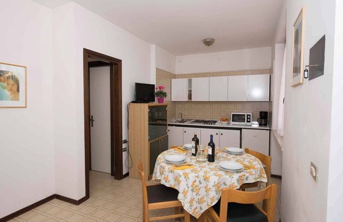 Frader Apartment | Scenic Holiday Apartment with Terrace & Lake View