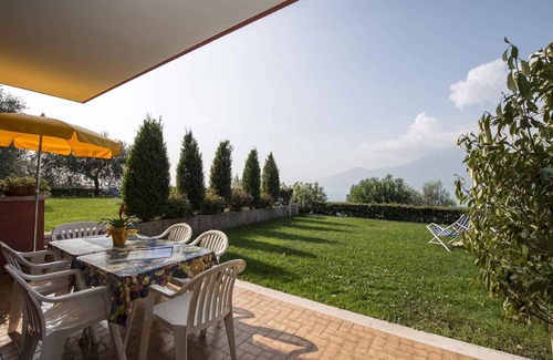 Frader Apartment | Scenic Holiday Apartment with Terrace & Lake View