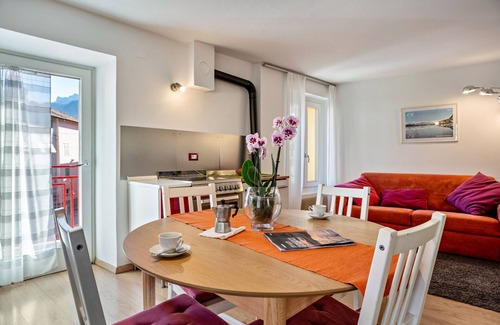 Borgo Valsugana Apartment | Inviting Holiday Apartment "Balconi Rossi" with Mountain Views