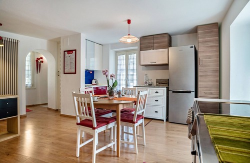 Borgo Valsugana Apartment | Inviting Holiday Apartment "Balconi Rossi" with Mountain Views
