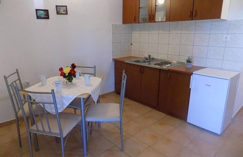 Lopar Apartment | Lake View Holiday Apartment Steps from the Adriatic Sea