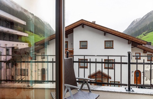 Ischgl Apartment | Cozy Alpenflora 1: Mountain View Apartment with Balcony